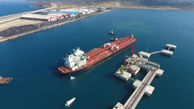 El 'Front Ocelot', primer barco que atracó, en 2023, en el pantalán de Repsol en punta Langosteira.