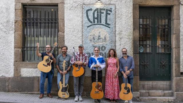 Manuel Vilches, Luis Durán, Juan Durán de la Colina, Chema Ríos, Fátima Churruca y Juancho Durán, antes del concierto delante del local Tío Ovidio.