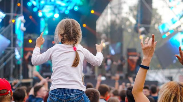 Una niña en un concierto