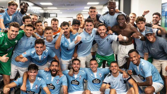 Los jugadores del Celta celebran la victoria ante el Alavés.