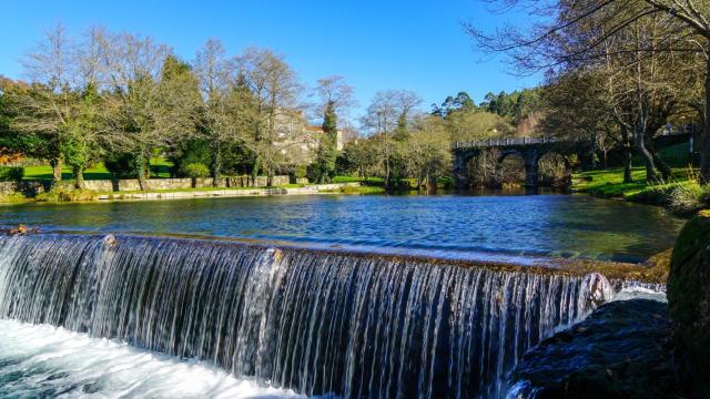 Pequeña cascada junto a la playa fluvial del río Verdugo