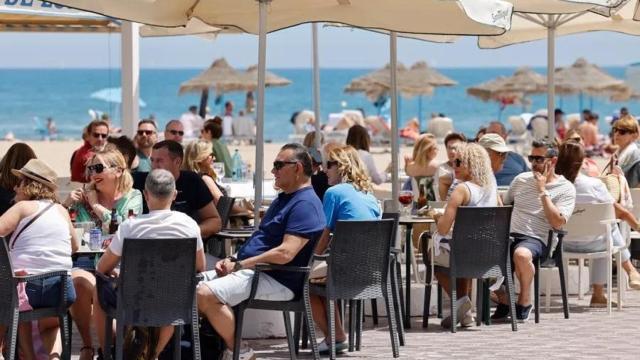 Terrazas abarrotadas en la playa de las Arenas en Valencia este verano. Efe / Ana Escobar