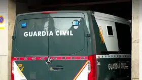 El asesino confeso de Mocejón ha llegado en un furgón de la Guardia Civil a los juzgados de Toledo.