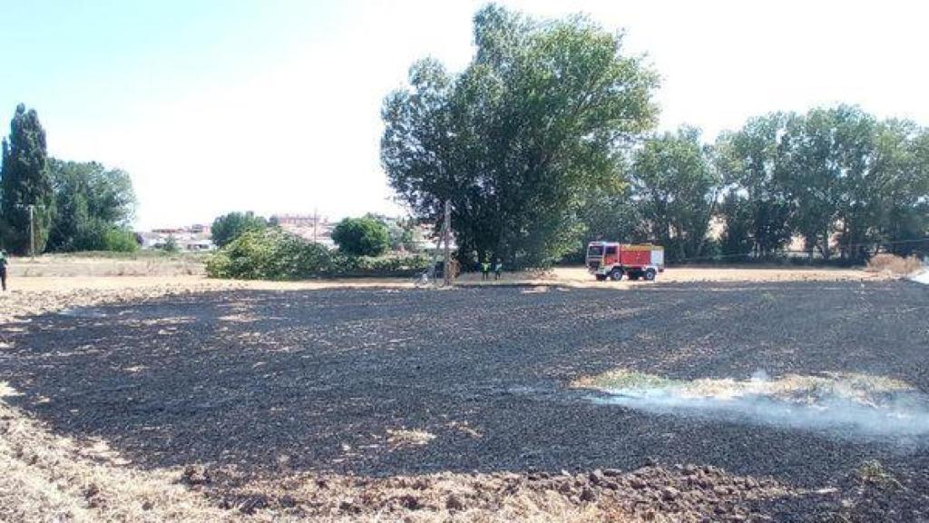 Imagen de los bomberos de la Diputación de Zamora en el incendio