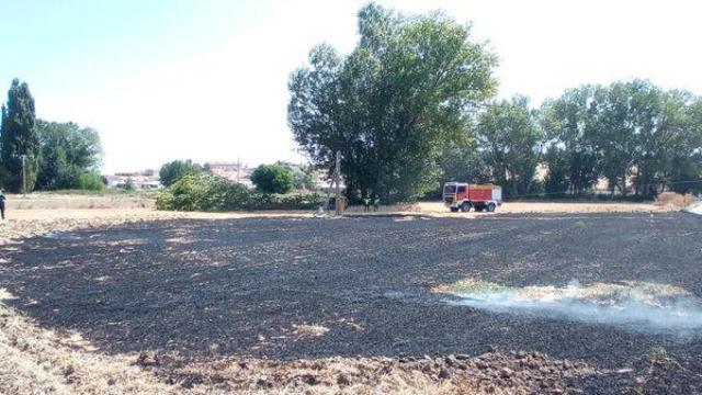 Imagen de los bomberos de la Diputación de Zamora en el incendio