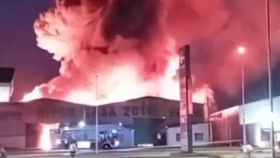 Un momento del incendio que ha calcinado un bazar en Tomelloso.