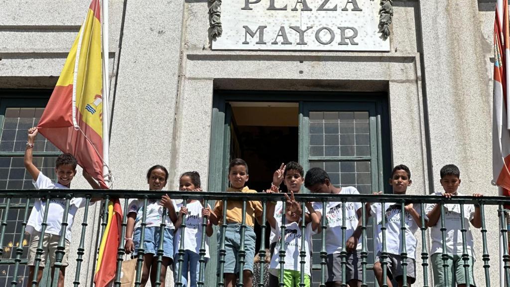 Visita de los niños del programa Vacaciones en paz en el Ayuntamiento de Segovia