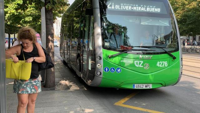 Uno de los buses eléctricos de Zaragoza, en el paseo de la Independencia