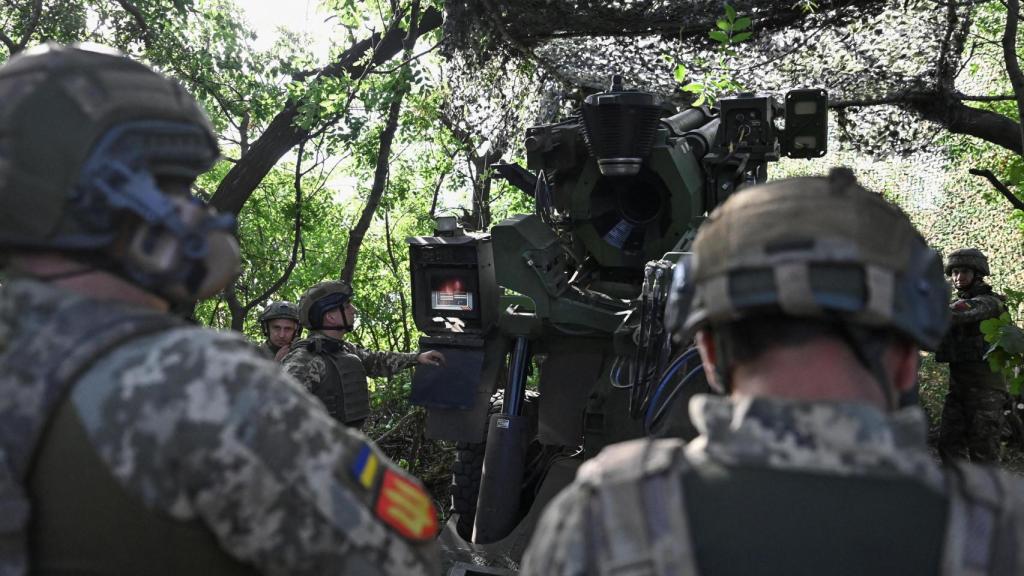 Soldado ucranianos manejan un cañón Caesar, de fabricación francesa, en las afuera de Pokrovsk.