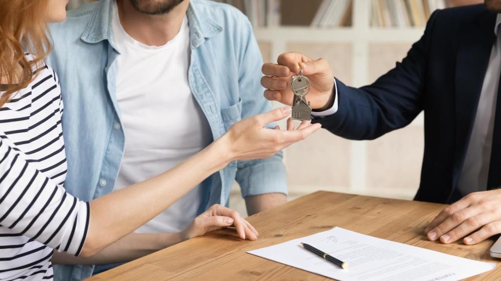 Una persona firma el alquiler de una vivienda, en una imagen de Shutterstock.