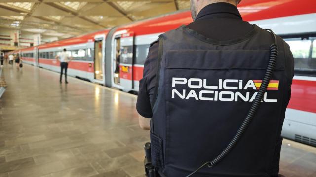 Uno de los policías de la Brigada Móvil, en la estación del AVE de Zaragoza