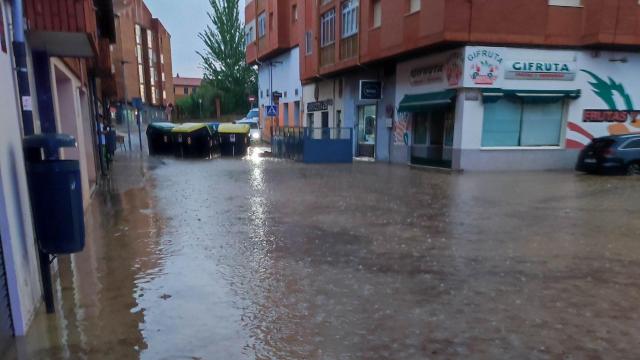 Conductores atrapados y calles y garajes inundados por las fuertes tormentas en Teruel