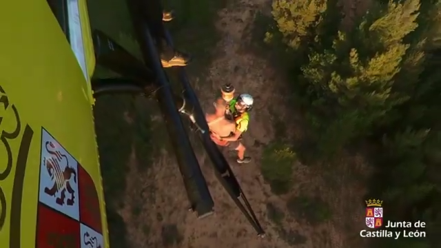 El rescate del piloto de un parapente tras sufrir una caída