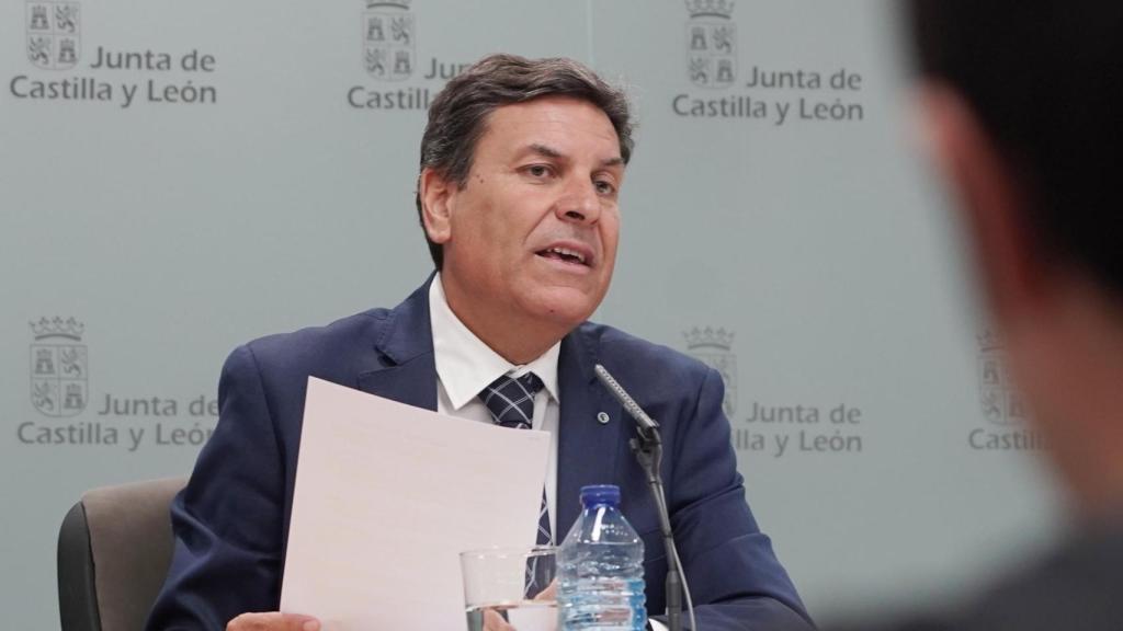 El consejero de Economía y Hacienda y portavoz, Carlos Fernández Carriedo, comparece en rueda de prensa posterior al Consejo de Gobierno.