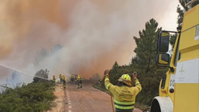 Imagen de archivo de un incendio que ha provocado el corte de una carretera