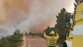 Imagen de archivo de un incendio que ha provocado el corte de una carretera