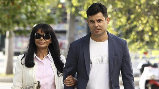 Javier Santos y su madre, Edite Santos, en una fotografía tomada en junio de 2019, en Valencia.