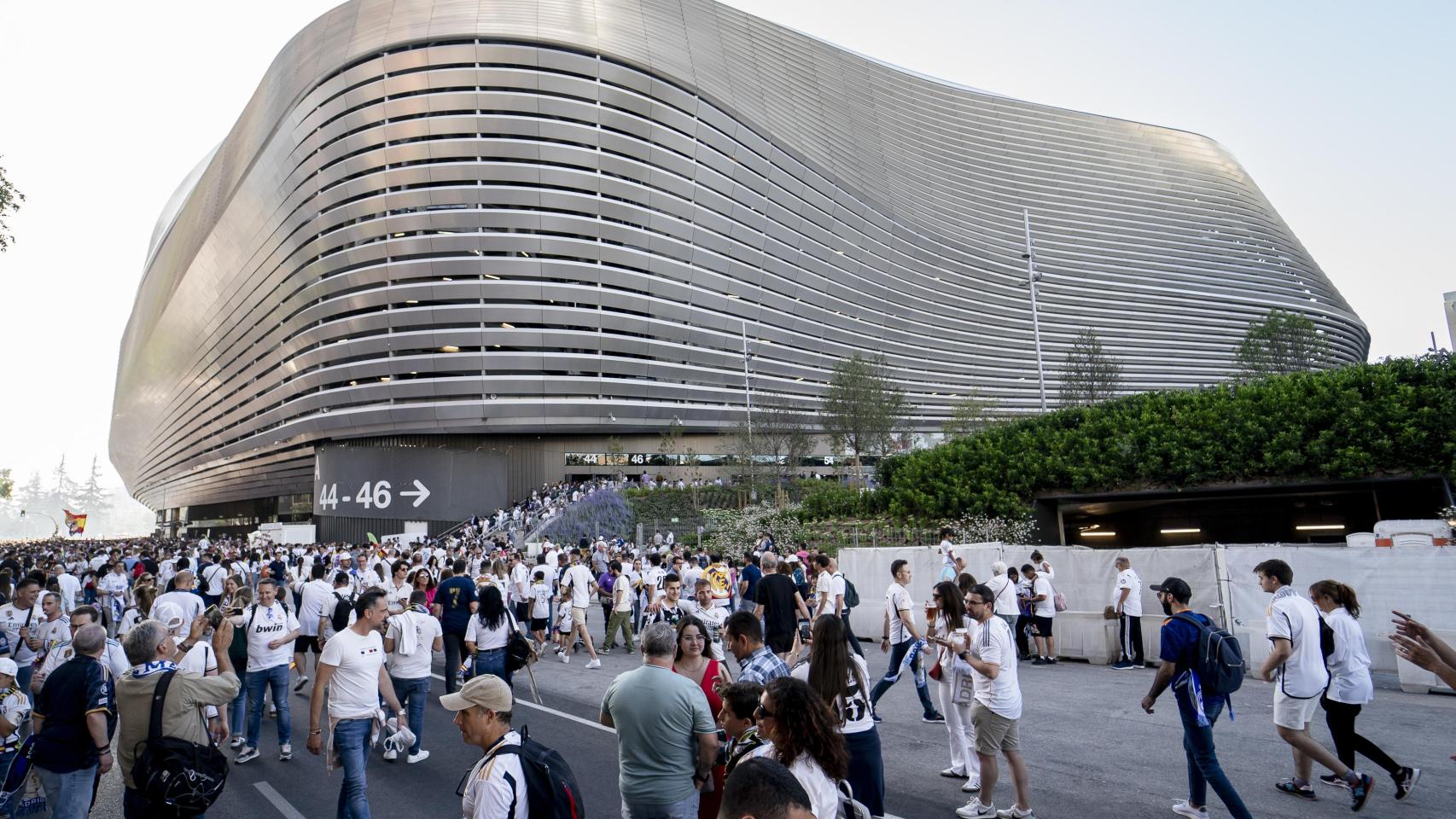 Aficionados del Real Madrid en los alrededores del Santiago Bernabéu