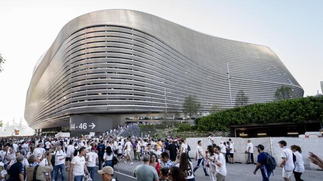 Aficionados del Real Madrid en los alrededores del Santiago Bernabéu