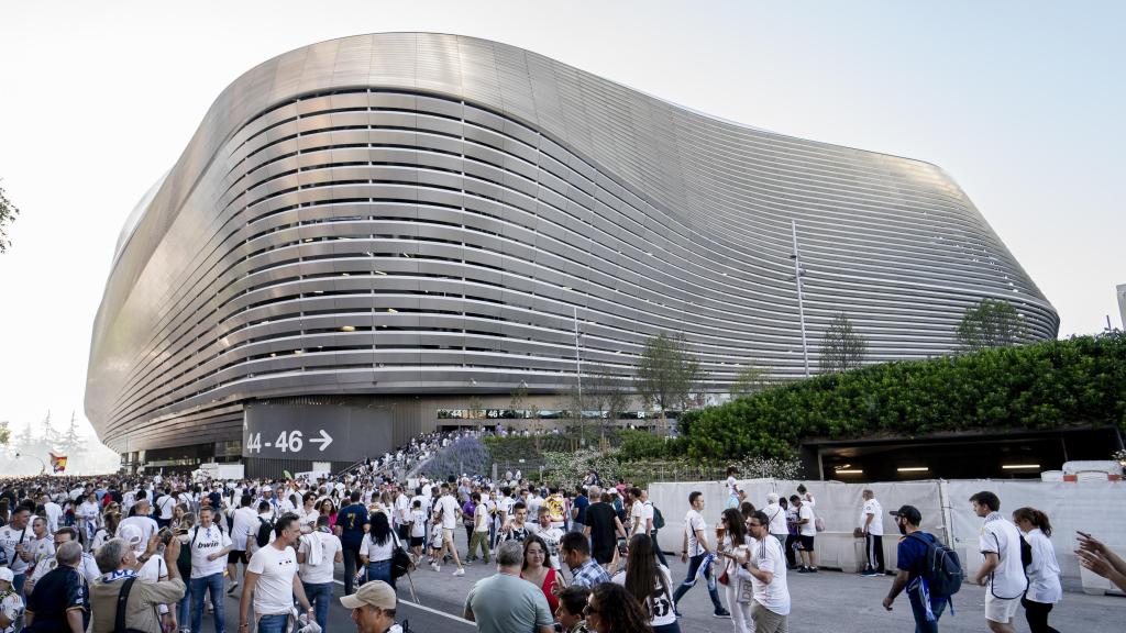 Aficionados del Real Madrid en los alrededores del Santiago Bernabéu