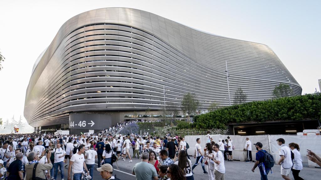 Aficionados del Real Madrid en los alrededores del Santiago Bernabéu