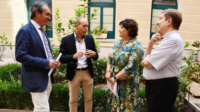 Daniel Arias con los representantes de Cáritas Toledo.