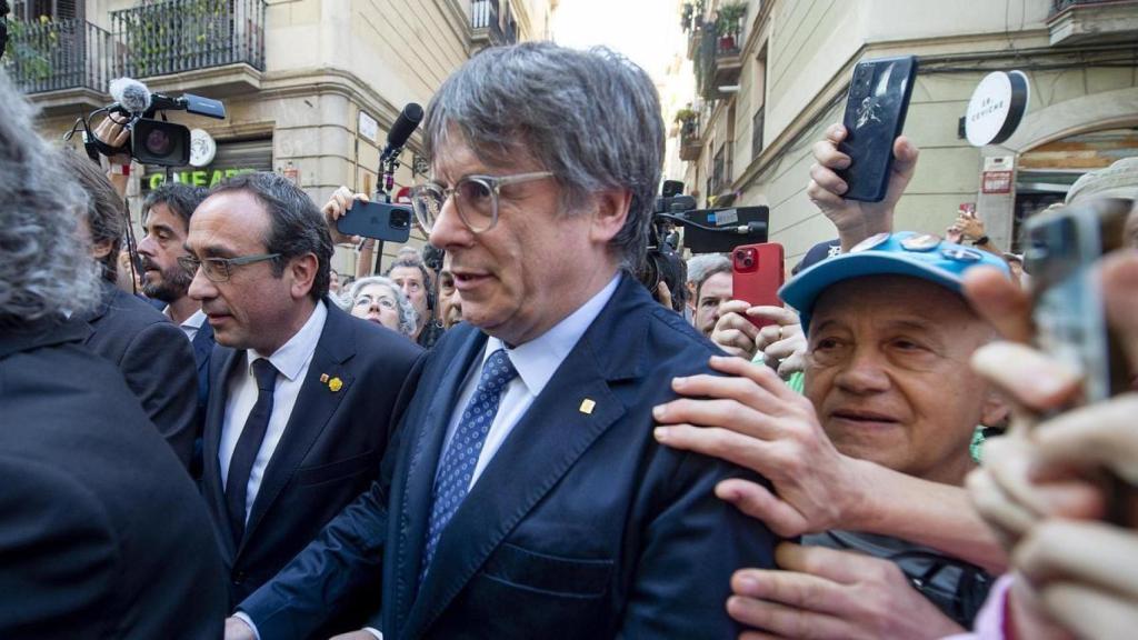 Josep Rull, junto a Carles Puigdemont, el 8 de agosto en el paseo de Lluís Companys de Barcelona.