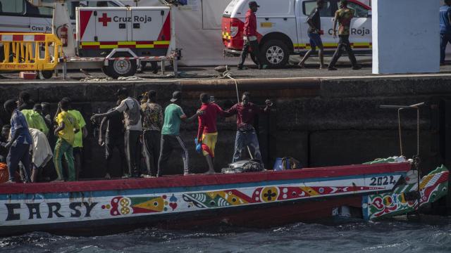 La Cruz Roja atiende a un cayuco repleto de migrantes, a su llegada a La Restinga, en El Hierro.