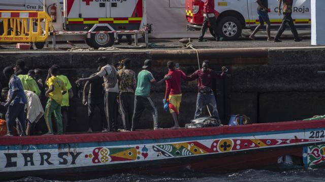 La Cruz Roja atiende un cayuco repleto de migrantes, a su llegada este jueves a La Restinga, en El Hierro.