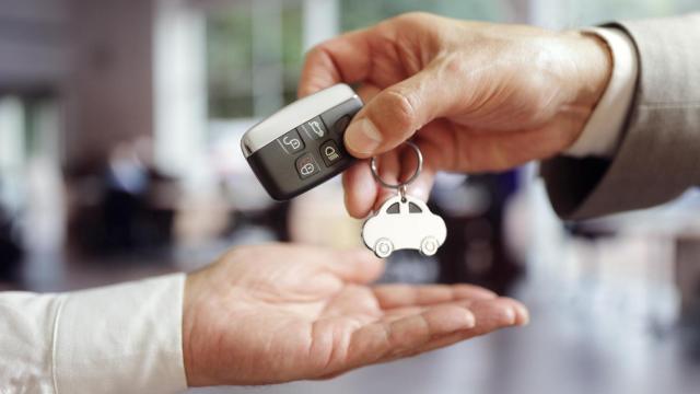 Imagen de la entrega de las llaves de un coche.