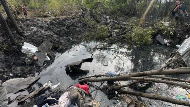 Restos de la avioneta en un bosque de Tailandia este jueves.