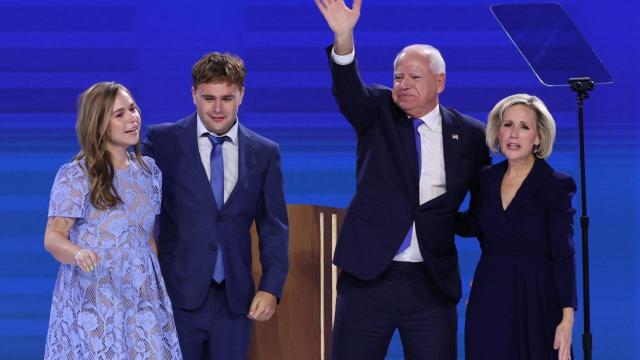 El candidato demócrata a la vicepresidencia de EEUU, Tim Walz, junto a su esposa Gwen, sus hijos Gus y Hope.