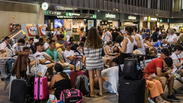 Pasajeros atrapados por el retraso en sus trenes.