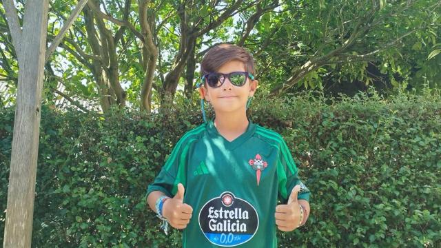 Álvaro vestido con una camiseta del Racing de Ferrol