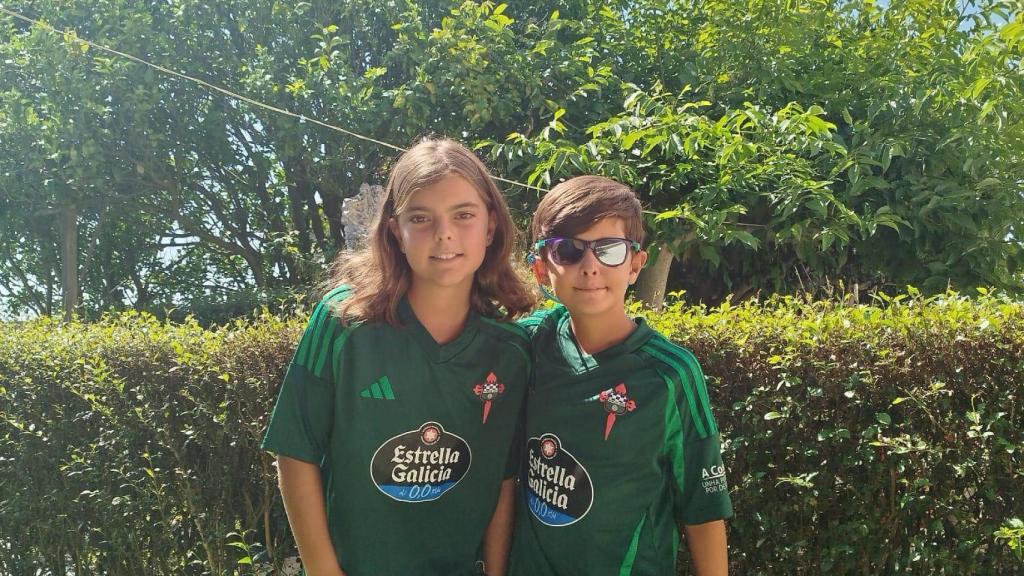 Álvaro, junto a su hermana, con sus camisetas del Racing de Ferrol