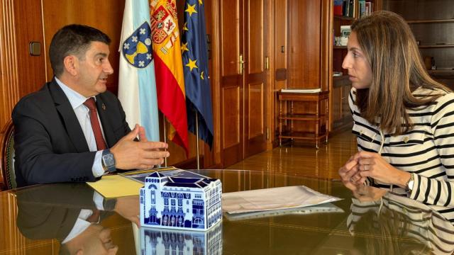 El delegado del Gobierno en Galicia, Pedro Blanco, con la directora territorial de Comercio y el ICEX en Galicia, Patricia Pérez .