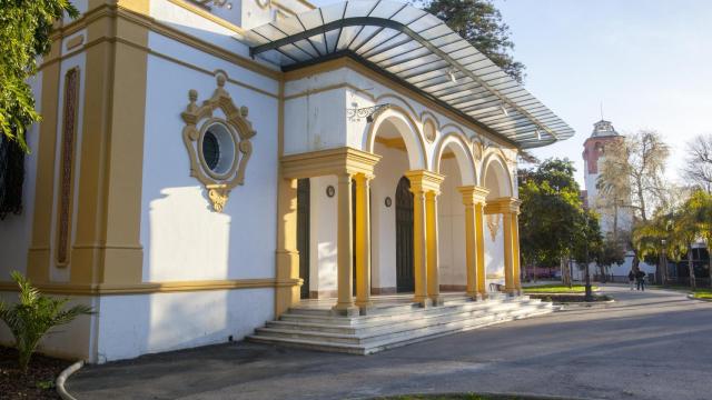 Fachada del Casino de la Exposición, junto al Teatro Lope de Vega.