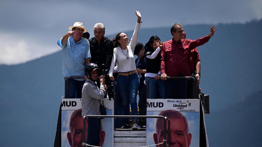 La líder de la oposición venezolana, María Corina Machado, junto a sus compañeros en una manifestación en Caracas el pasado 17 de agosto.