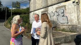 Miguel Lorenzo, portavoz del PP, con vecinos en As Xubias.