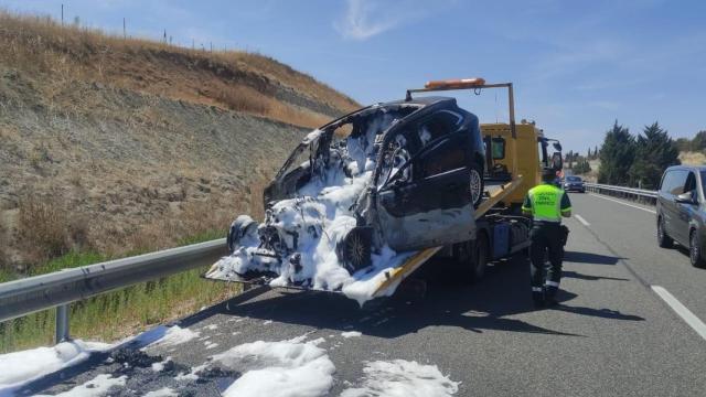 El coche calcinado en Palencia