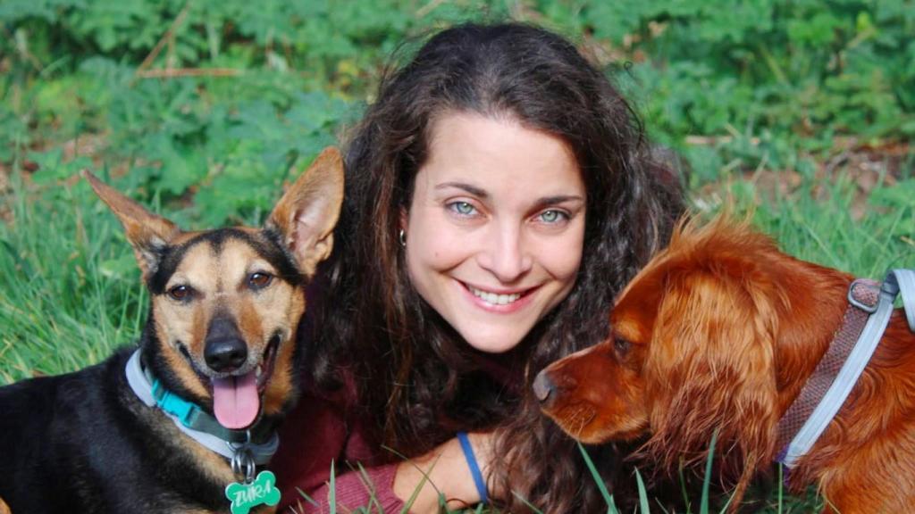 La veterinaria Susana Muñiz junto a dos perritos.