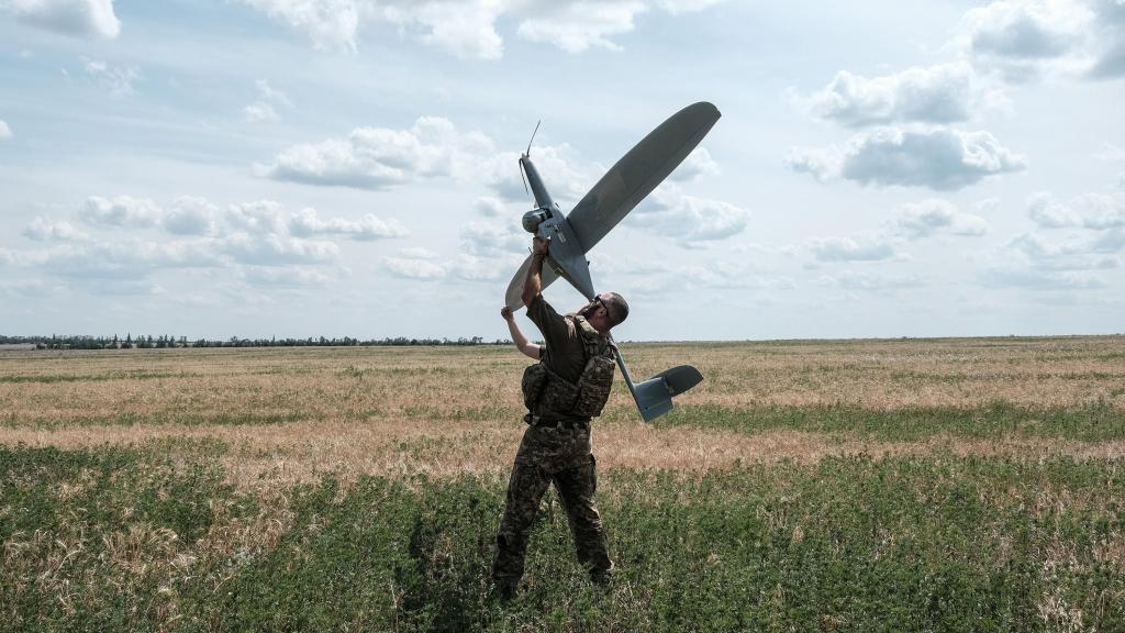 Momento del lanzamiento del dron de reconocimiento FlyEye que opera la Unidad Yasni Ochi cerca de Chasiv Yar