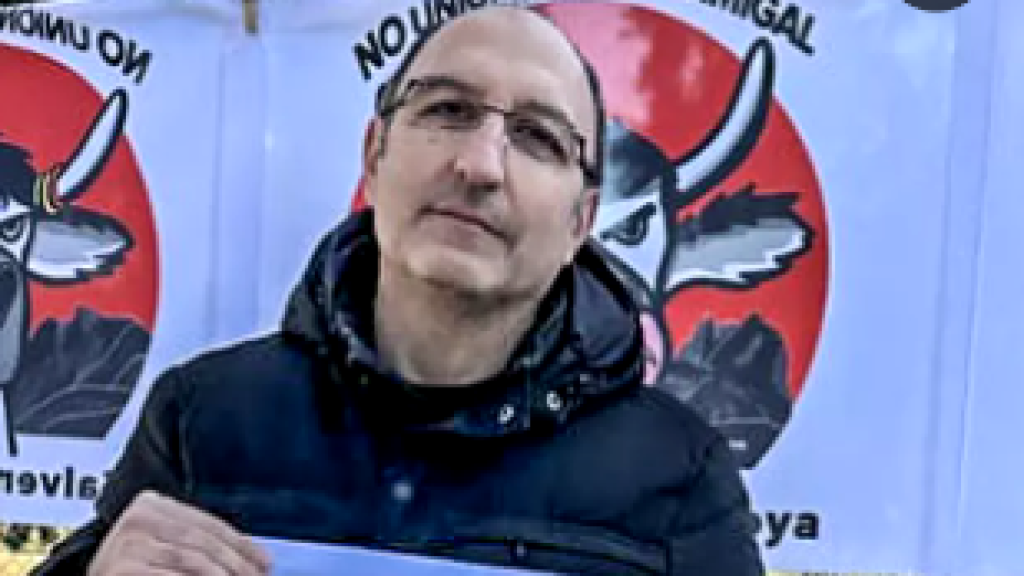 El ecologista y divulgador medioambiental aragonés Paco Iturbe, sostiene un cartel durante las protestas contra el proyecto de telecabina de la Canal Roya.