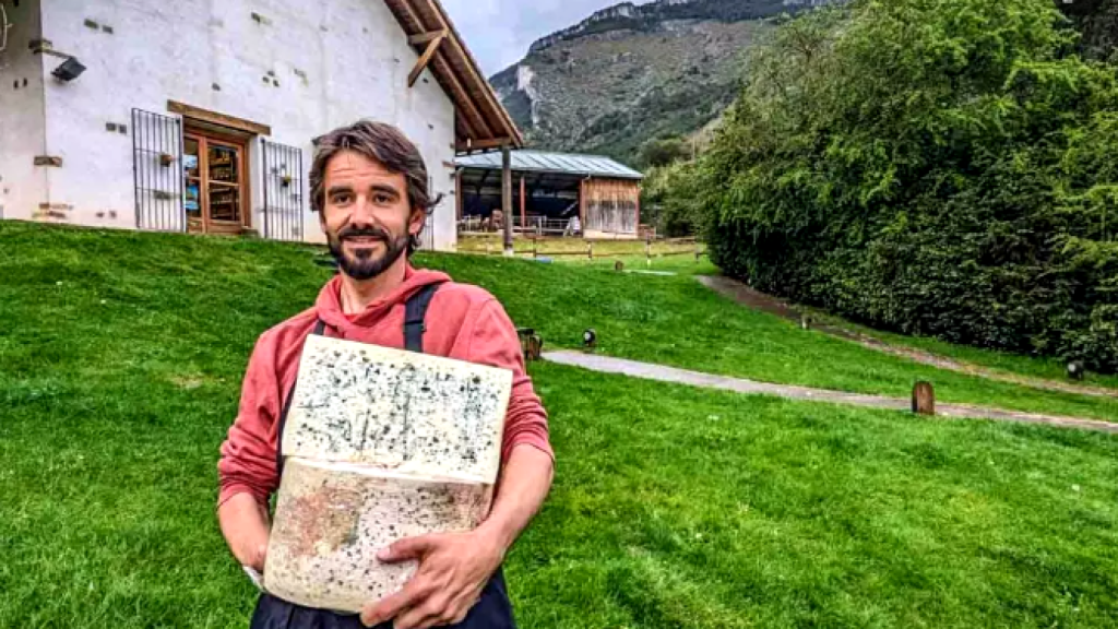 El empresario Arriel Domínguez, propietario de la quesería O Xortical, de Villanúa, en la comarca altoaragonesa de la Jacetania.