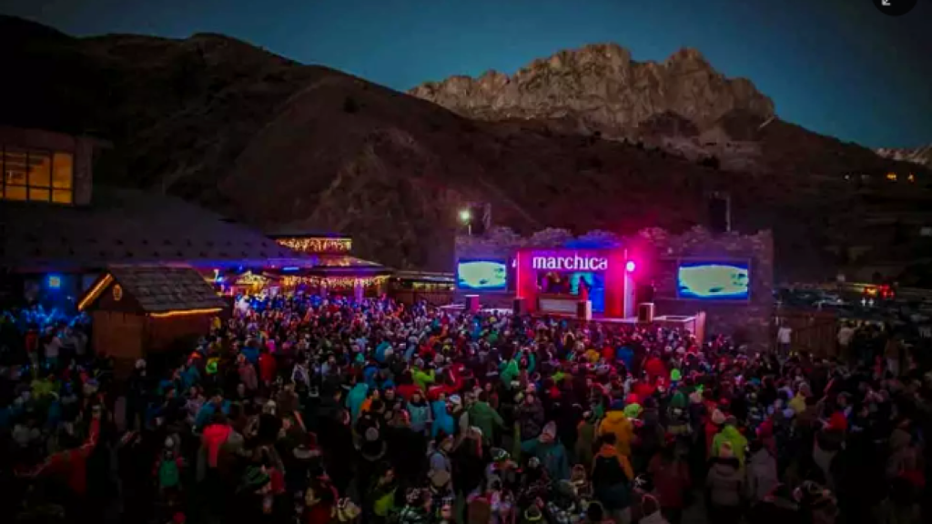 Una multitud de jóvenes baila en la discoteca Marchica de Formigal, propiedad de un consorcio participado al cincuenta por ciento por Ibercaja y el Gobierno de Aragón.