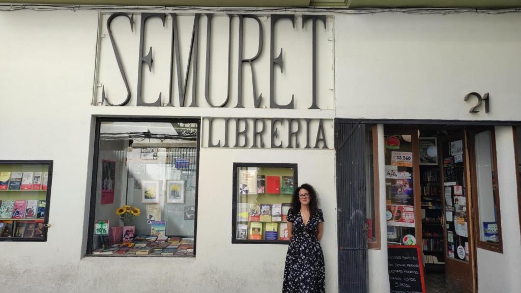 Judith Pino, dueña de la librería Semuret en la puerta de su negocio