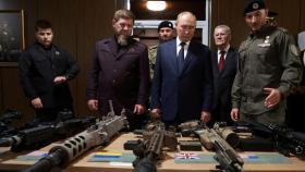 Vladimir Putin, en su visita a Chechenia, revisa algunas de las armas que han capturado a soldados ucranianos durante la guerra.