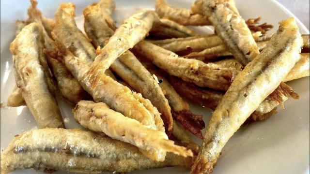 Un plato de boquerones fritos.