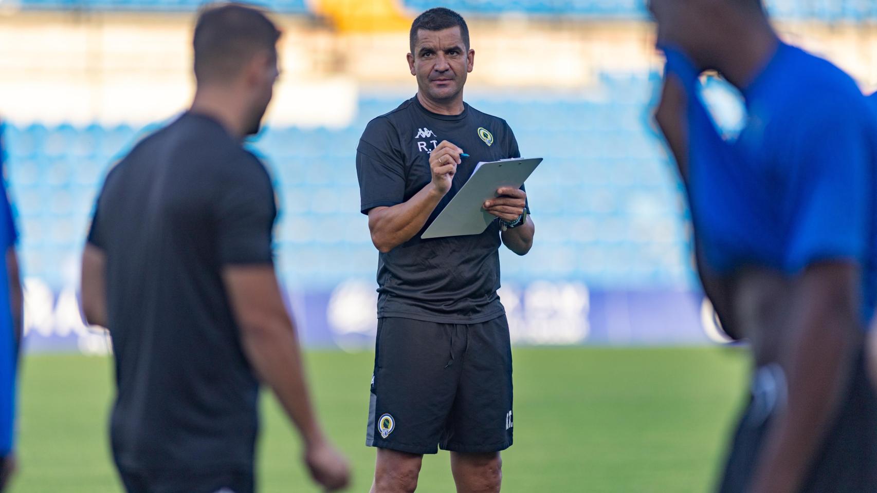 El entrenador Rubén Torrecilla durante una de las sesiones de entrenamiento.