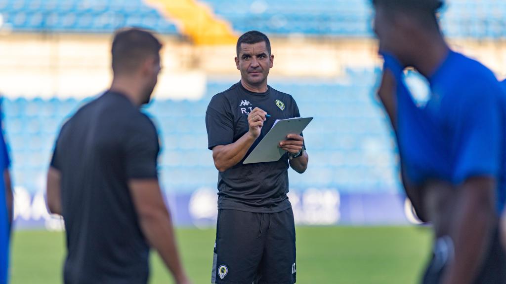 El entrenador Rubén Torrecilla durante una de las sesiones de entrenamiento.